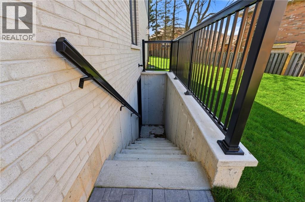 19 WOODVALLEY Court, Hamilton, Ontario, L9B2S7 — Photo 25