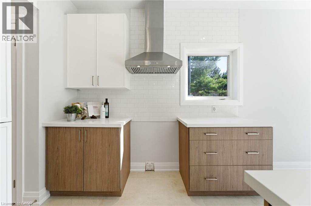 19 WOODVALLEY Court, Hamilton, Ontario, L9B2S7 — Photo 7