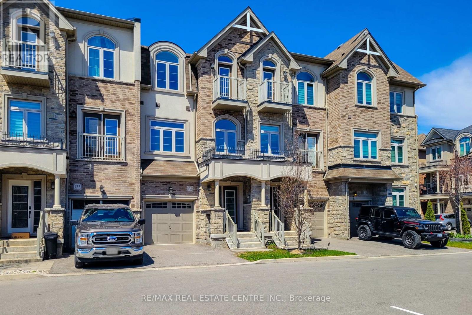 137 BORERS CREEK CIRCLE, Hamilton (Waterdown), Ontario, L8B1W3 — Photo 2