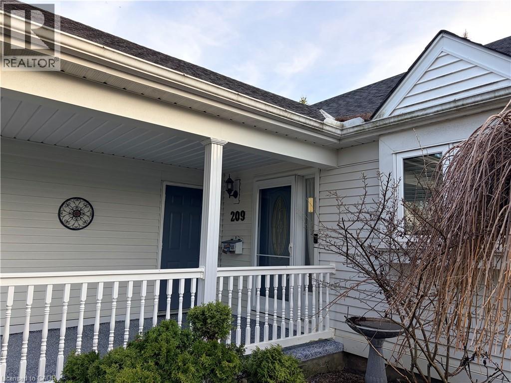 209 HALDANE Court, Waterloo, Ontario, N2T1T6 — Photo 4