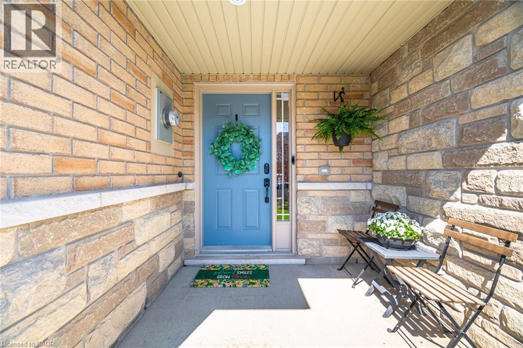 92 CELESTIAL Crescent, Stoney Creek, Ontario, L0R1P0 — Photo 3