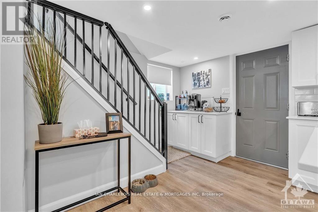 B - 820 SMYTH ROAD, Ottawa, Ontario, K1G1P3 — Photo 2