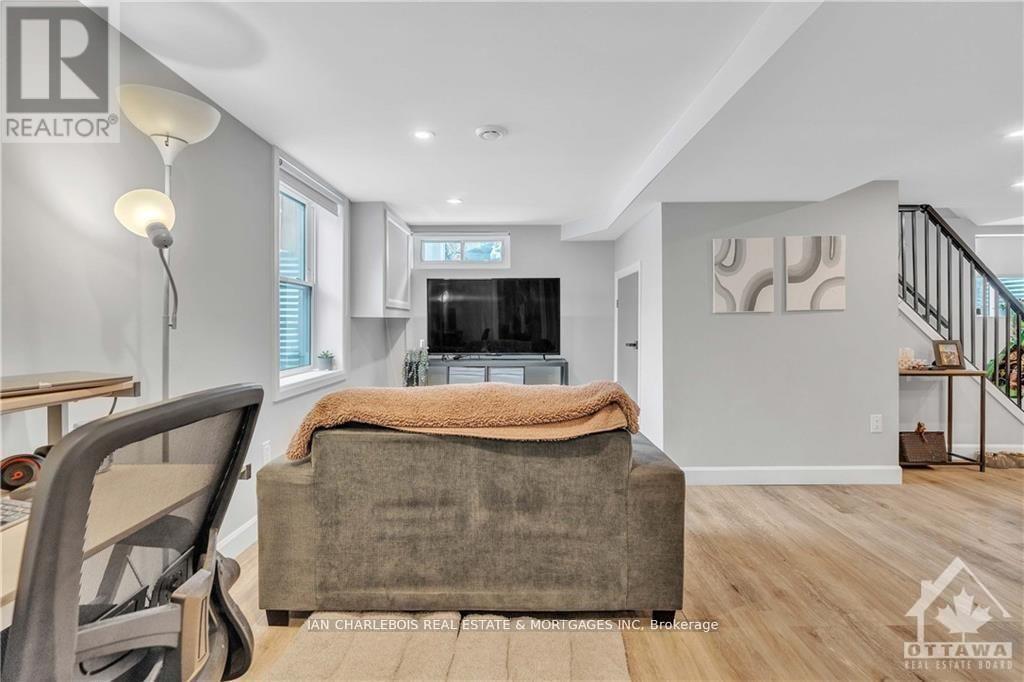 B - 820 SMYTH ROAD, Ottawa, Ontario, K1G1P3 — Photo 4
