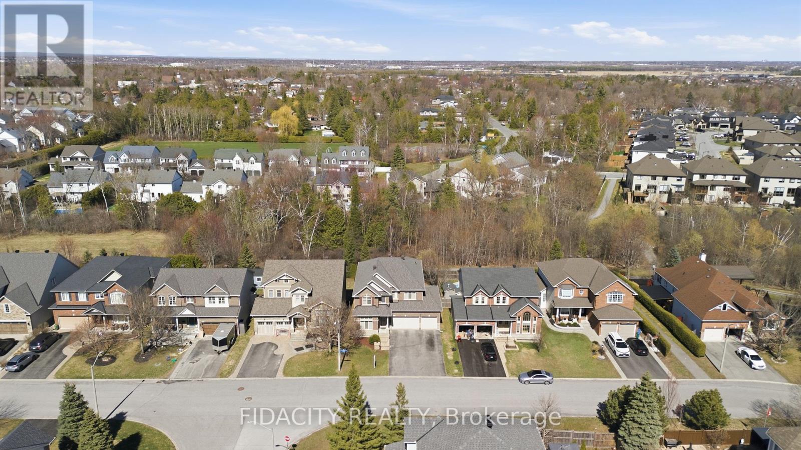 172 COYOTE CRESCENT, Ottawa, Ontario, K2S2G6 — Photo 2