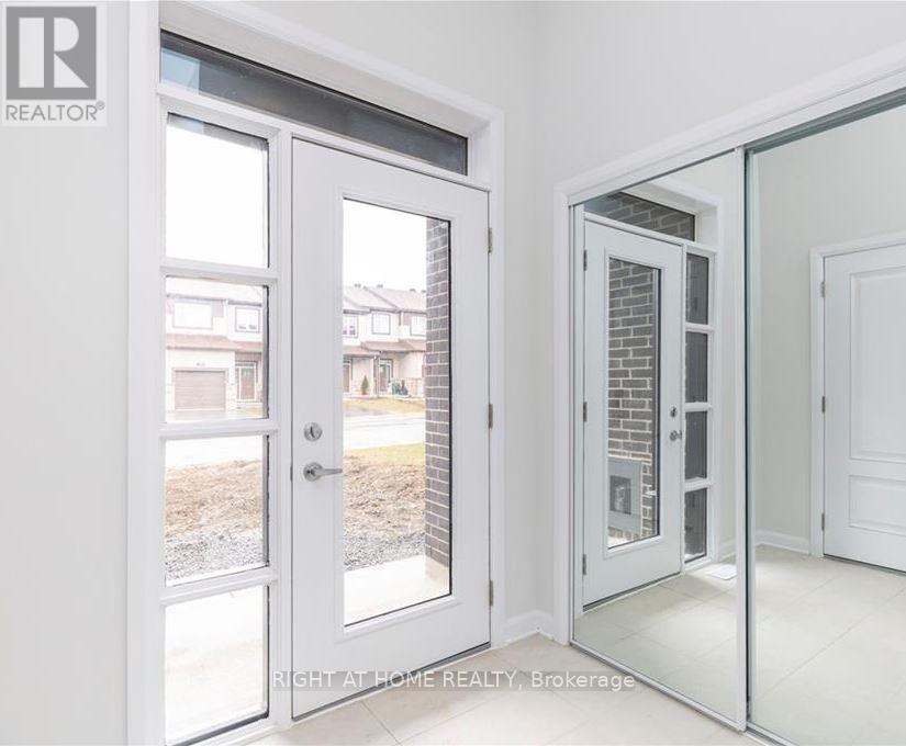 323 TOURING WAY, Ottawa, Ontario, K2J6P1 — Photo 2