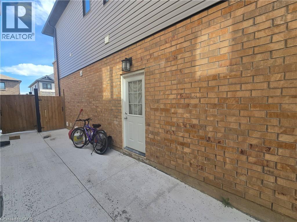200 BEDROCK Drive, Stoney Creek, Ontario, L8J0M2 — Photo 6