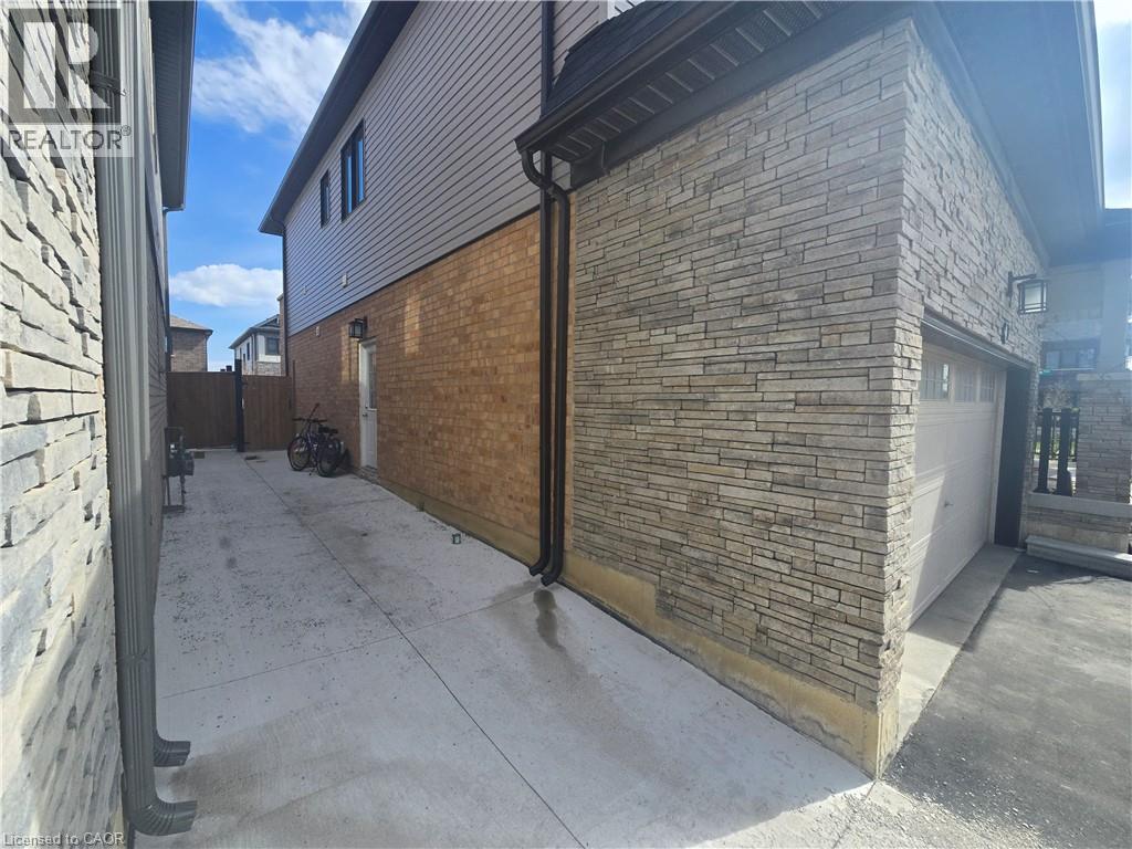 200 BEDROCK Drive, Stoney Creek, Ontario, L8J0M2 — Photo 7