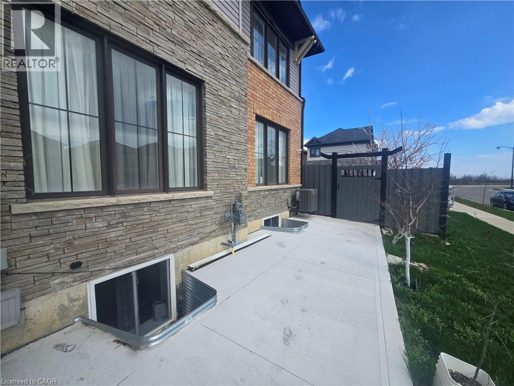 200 BEDROCK Drive, Stoney Creek, Ontario, L8J0M2 — Photo 9