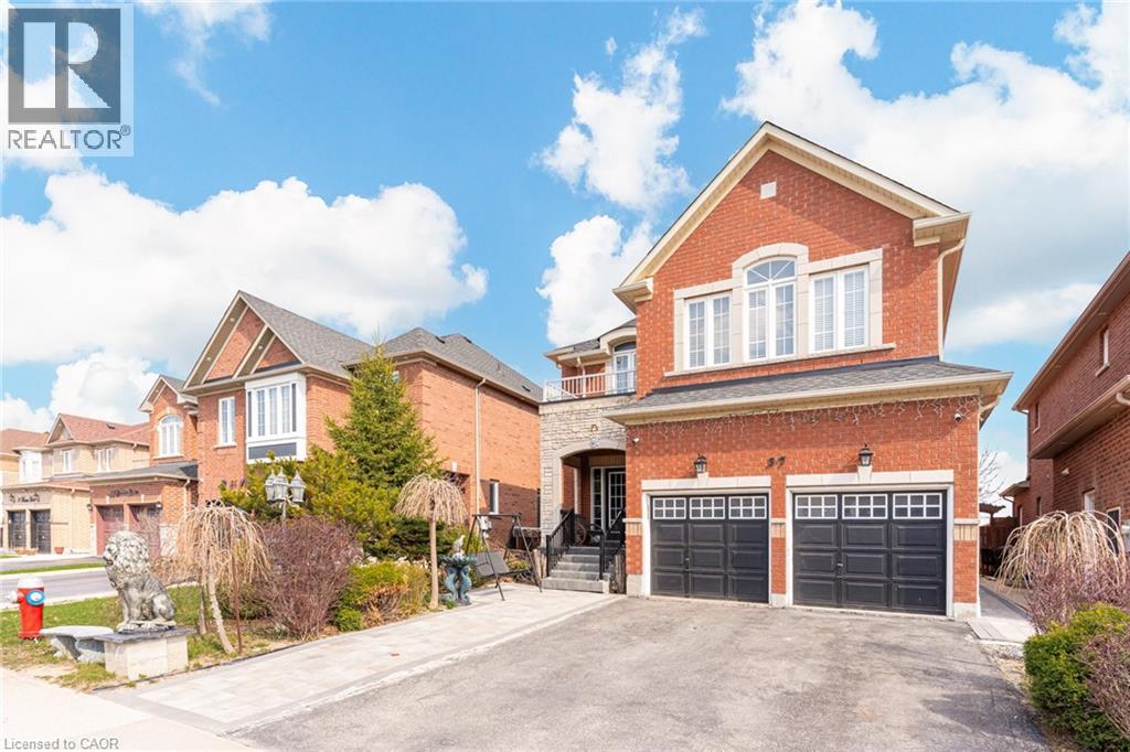 37 DENIM Drive, Brampton, Ontario, L6P2R3 — Photo 2