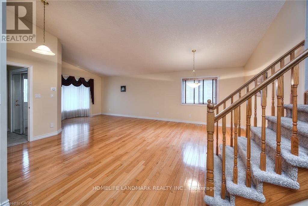 571 BRIGANTINE DRIVE, Waterloo, Ontario, N2K4A7 — Photo 3