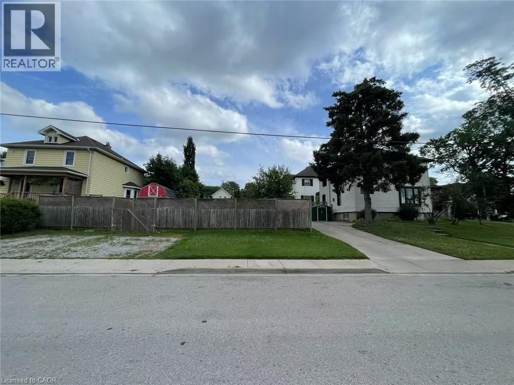 12 CARLETON Street N, Thorold, Ontario, L2V2A3 — Photo 2