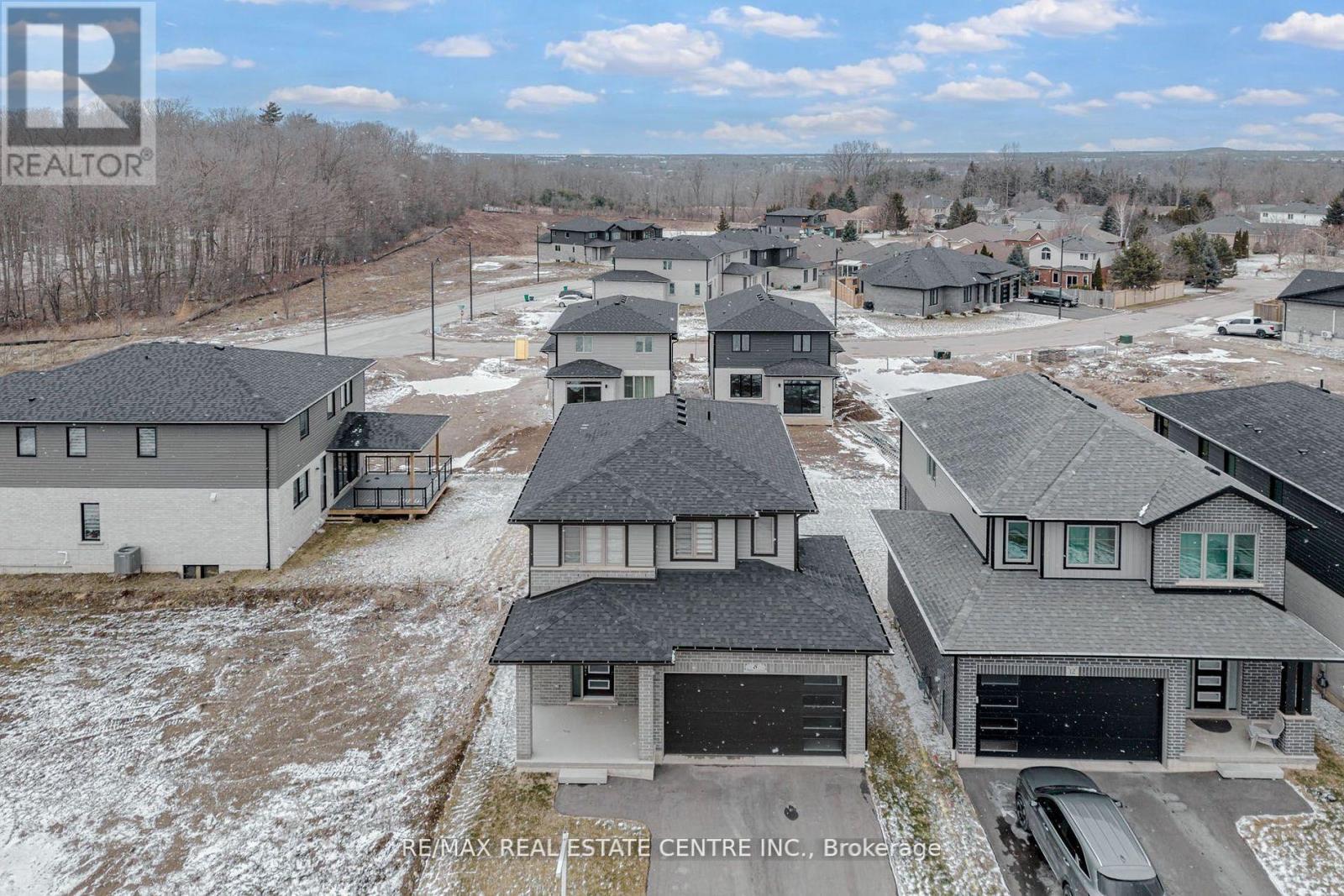 8 MOON CRESCENT, Cambridge, Ontario, N1S0C4 — Photo 2