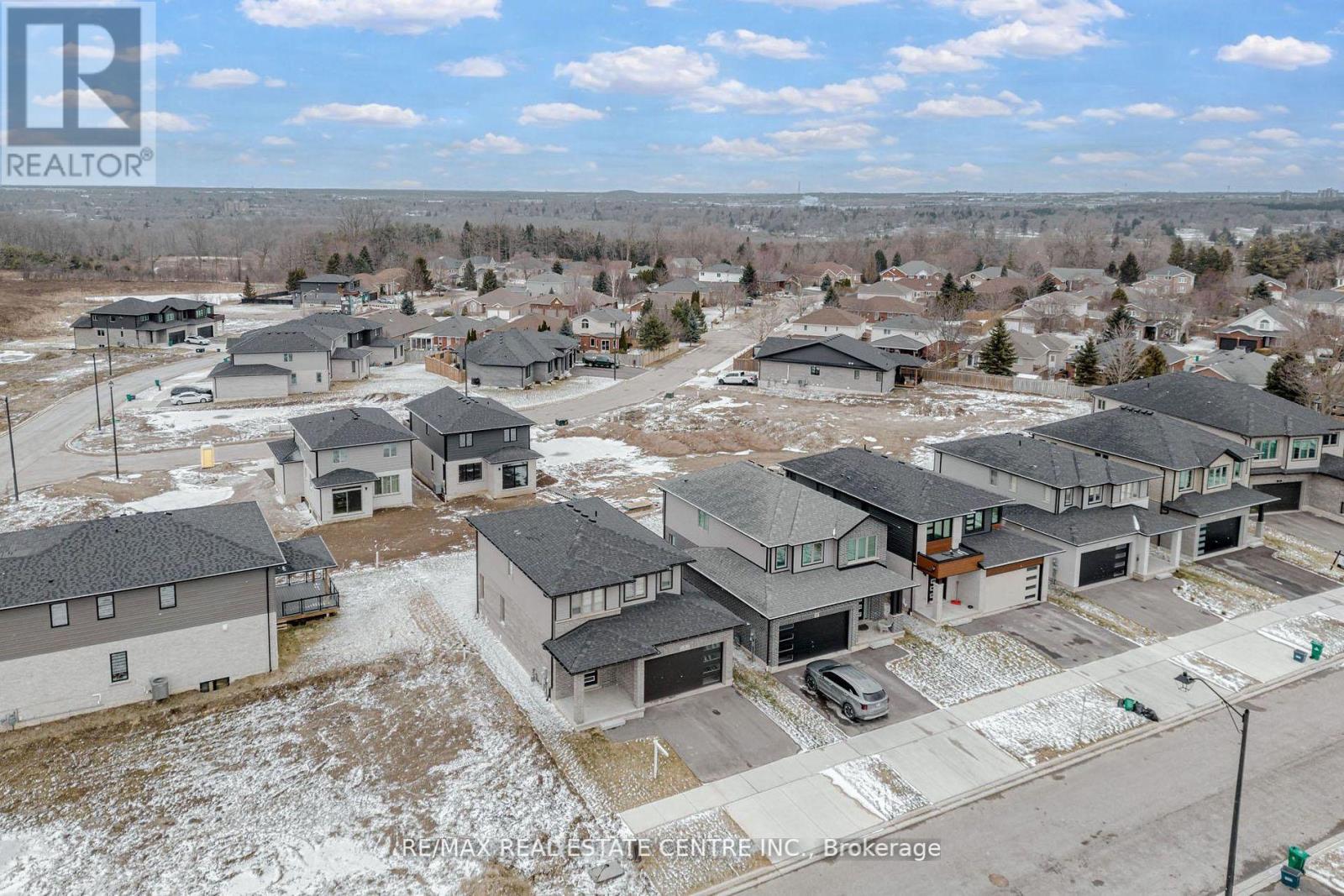 8 MOON CRESCENT, Cambridge, Ontario, N1S0C4 — Photo 3