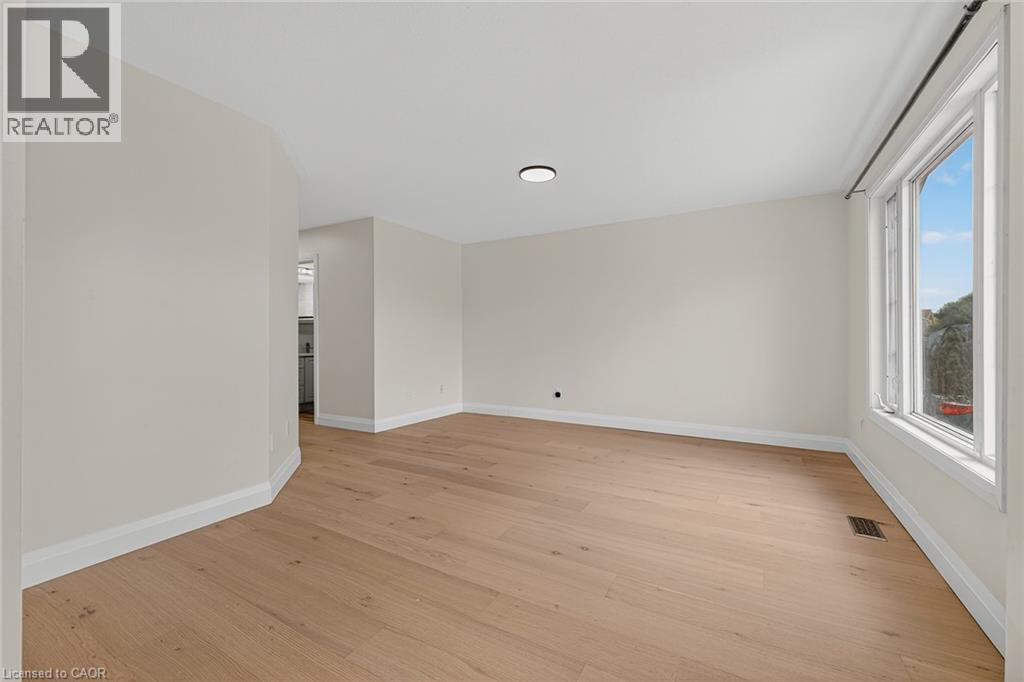 101 ANASTASIA Crescent, Brantford, Ontario, N3P2A8 — Photo 2