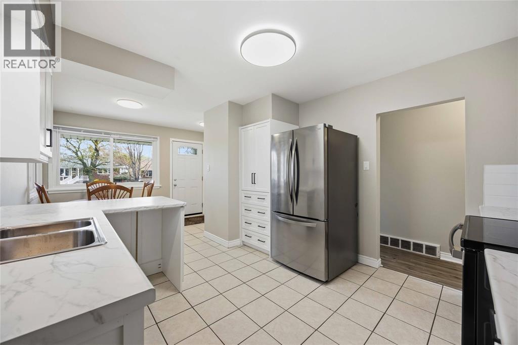 1010 MEIGHEN CRESCENT, Sarnia, Ontario, N7S1A8 — Photo 3