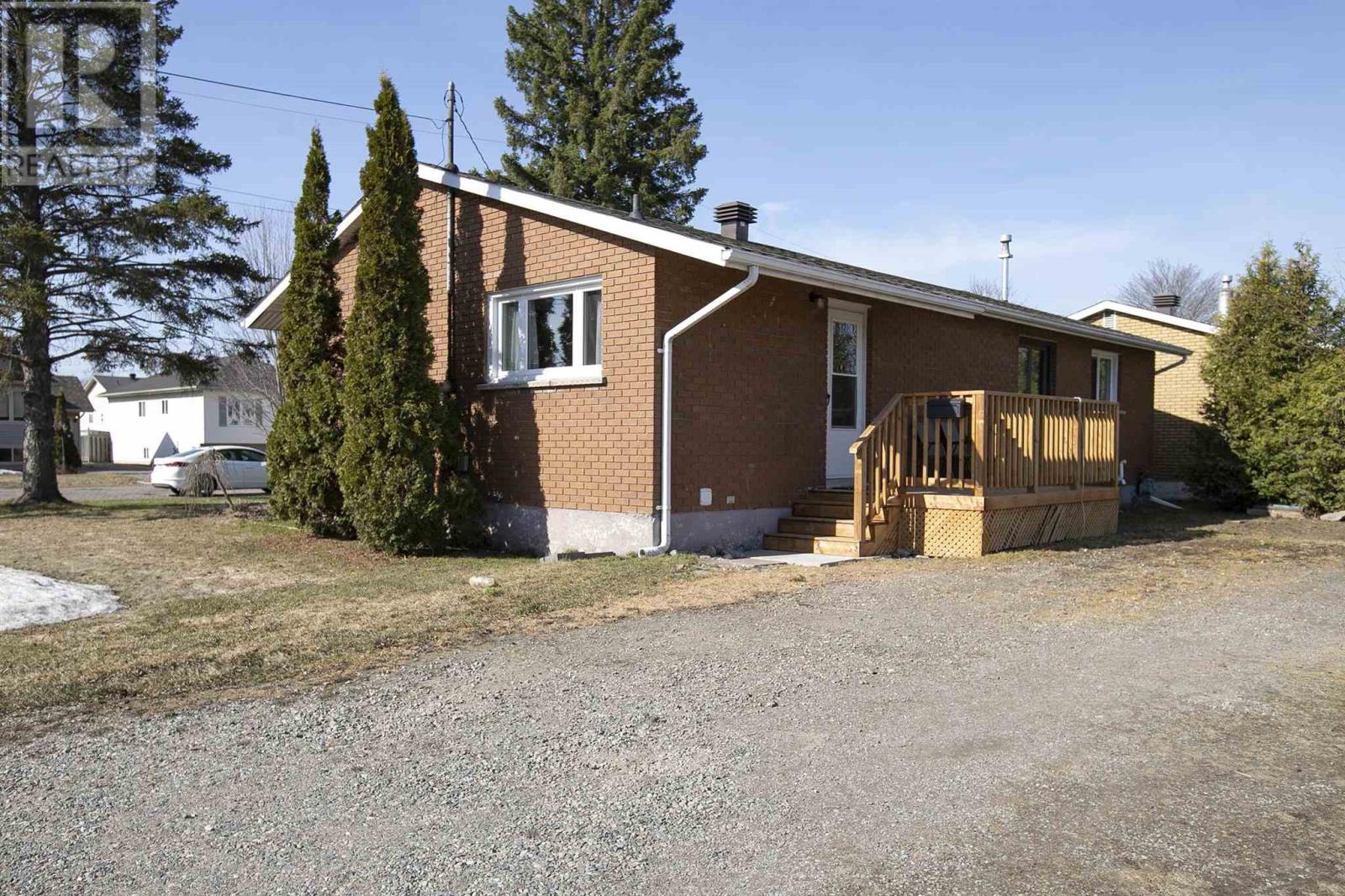 2 Winfield DR, Sault Ste. Marie, Ontario, P6C2M9 — Photo 4