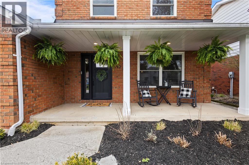 7 COLONIAL Crescent, Brantford, Ontario, N3R7M5 — Photo 4