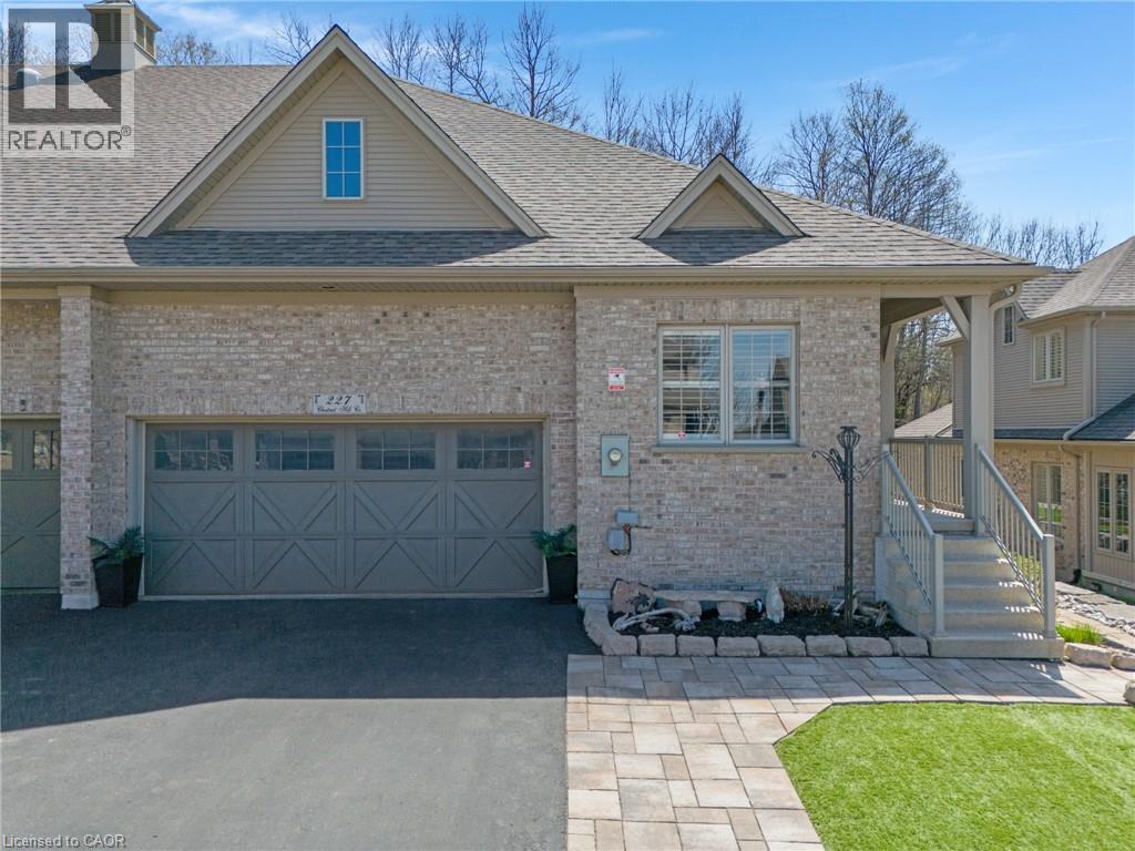 227 CHESTNUT HILL Crescent, Kitchener, Ontario, N2P2X3 — Photo 2
