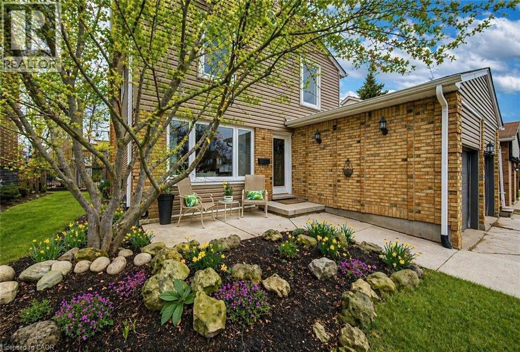 15 DEERWOOD Crescent, Kitchener, Ontario, N2N1R4 — Photo 2