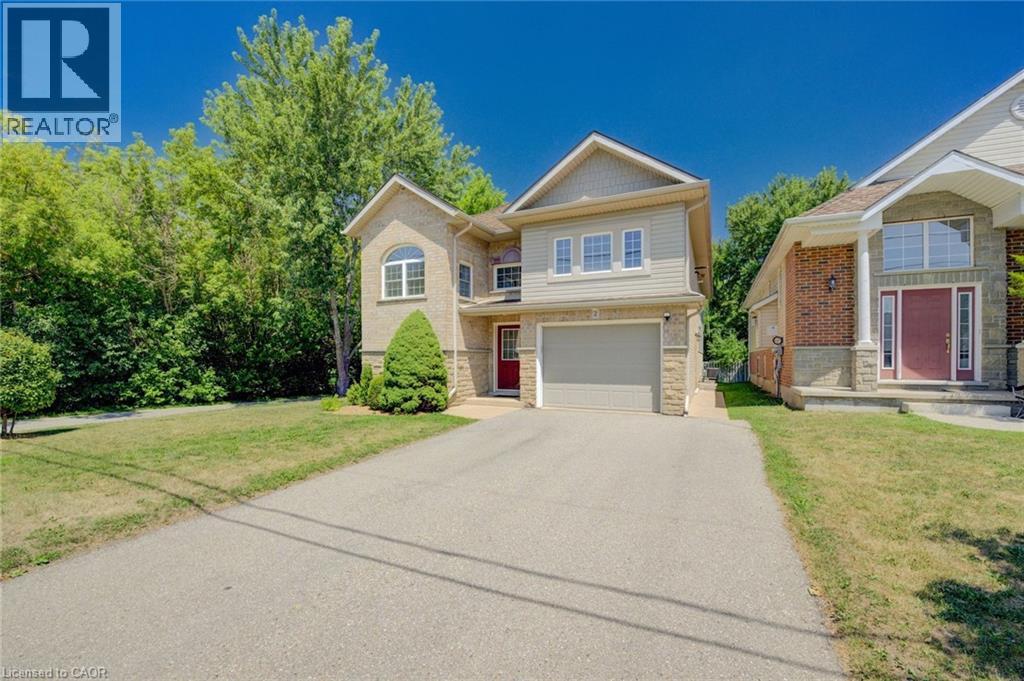 2 SMETANA Drive, Kitchener, Ontario, N2B3B8 — Photo 2