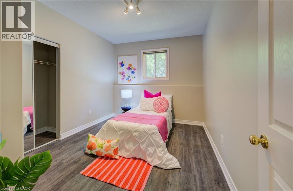 2 SMETANA Drive, Kitchener, Ontario, N2B3B8 — Photo 36