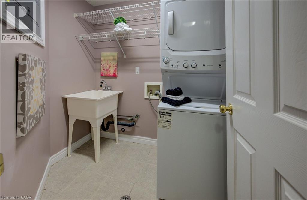 2 SMETANA Drive, Kitchener, Ontario, N2B3B8 — Photo 38