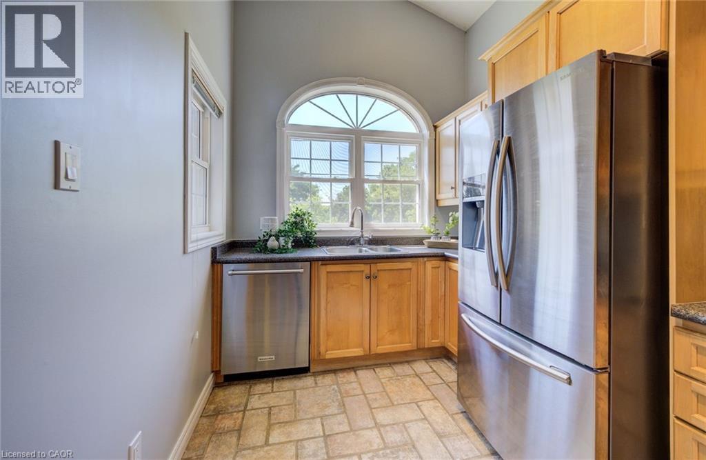 2 SMETANA Drive, Kitchener, Ontario, N2B3B8 — Photo 8