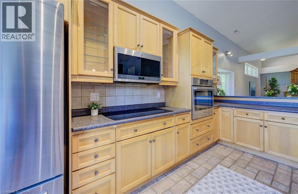 2 SMETANA Drive, Kitchener, Ontario, N2B3B8 — Photo 10