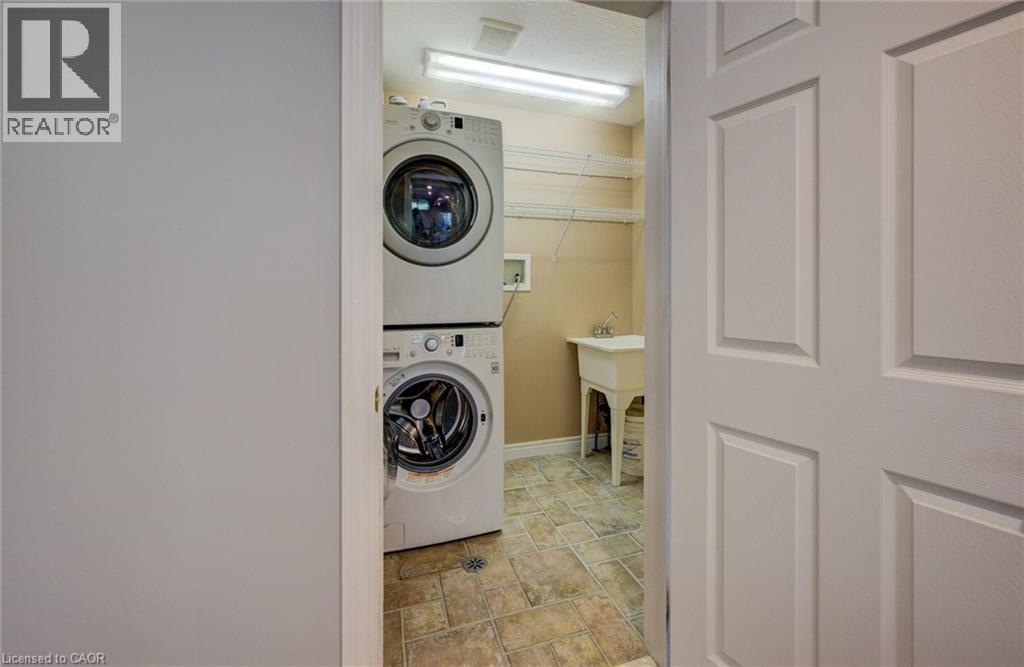 2 SMETANA Drive, Kitchener, Ontario, N2B3B8 — Photo 19