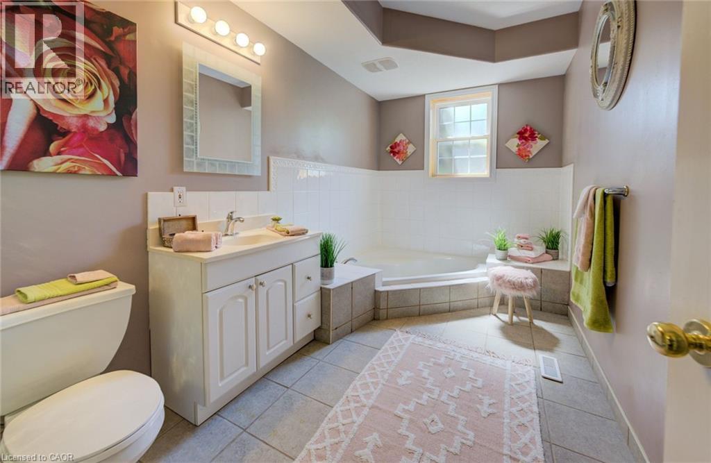 2 SMETANA Drive, Kitchener, Ontario, N2B3B8 — Photo 42