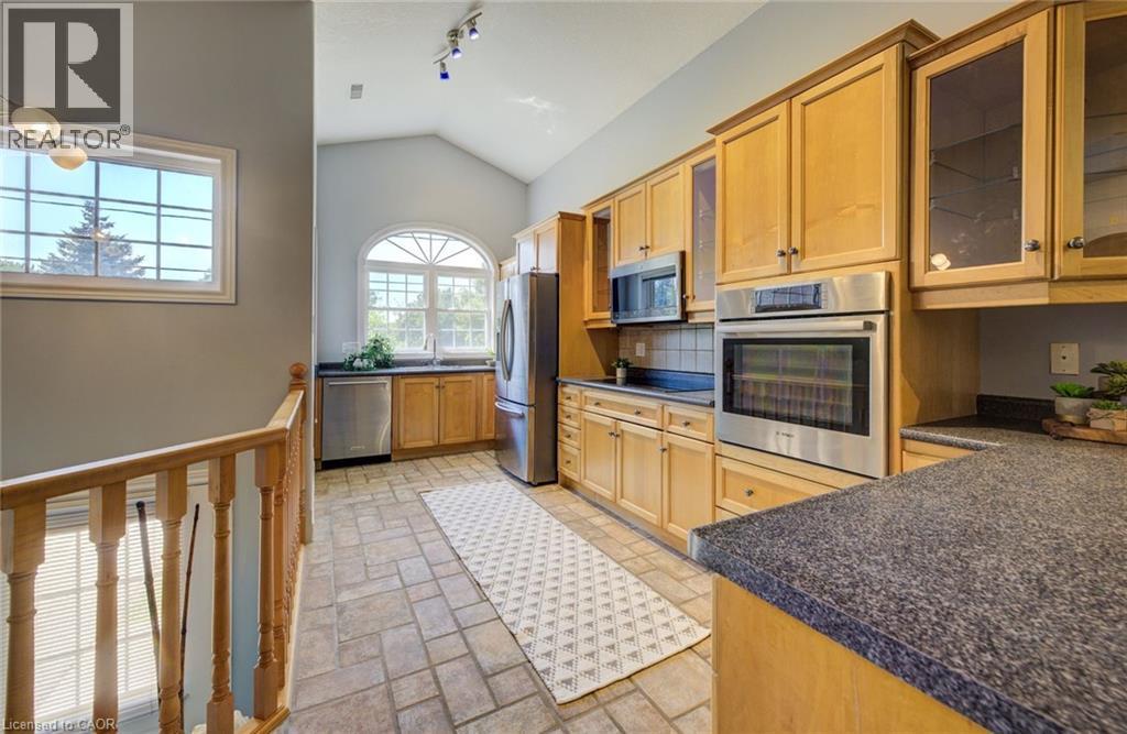 2 SMETANA Drive, Kitchener, Ontario, N2B3B8 — Photo 7