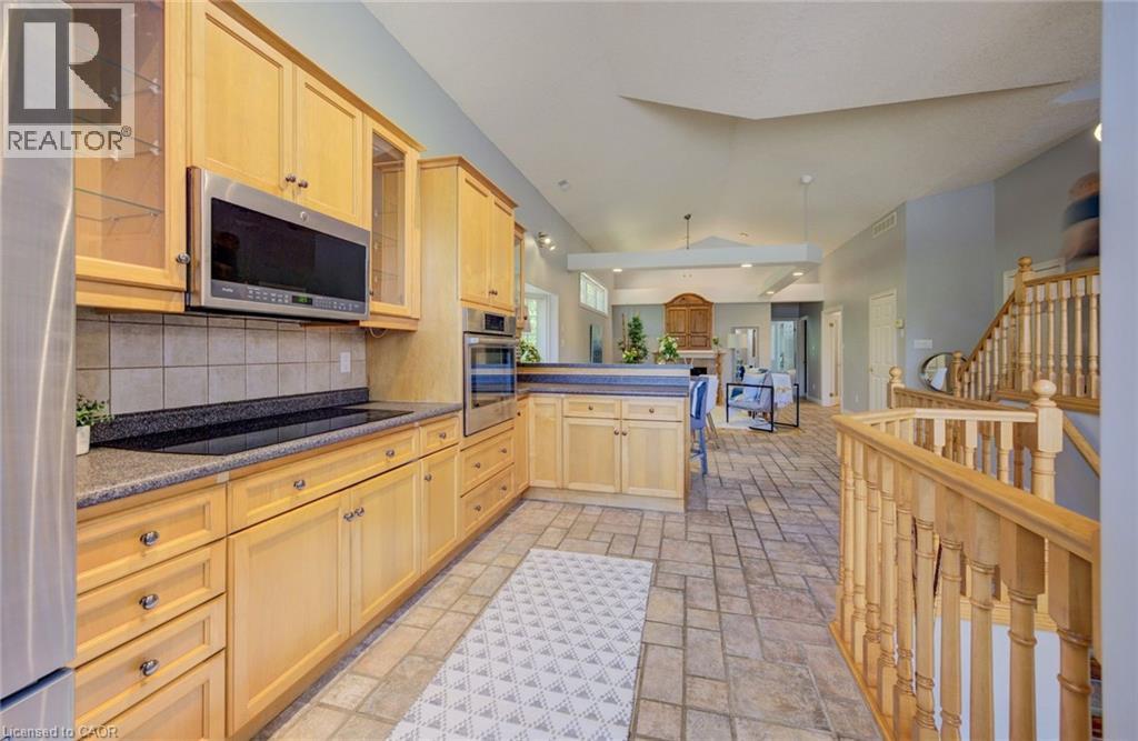 2 SMETANA Drive, Kitchener, Ontario, N2B3B8 — Photo 9