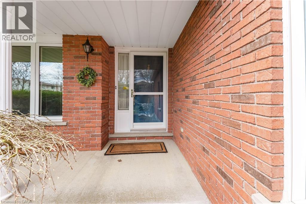 11 DARLINGTON Place, Kitchener, Ontario, N2A3M3 — Photo 3