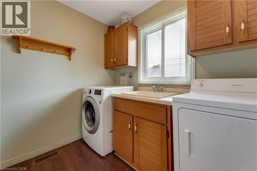 11 DARLINGTON Place, Kitchener, Ontario, N2A3M3 — Photo 8