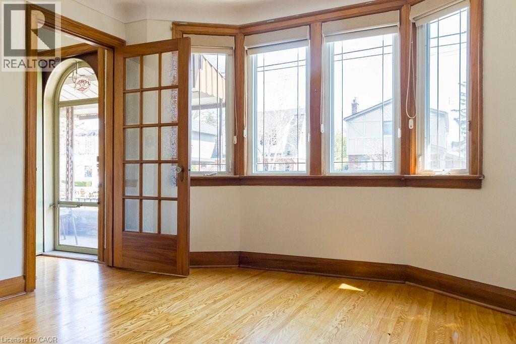 157 LONGWOOD Road N, Hamilton, Ontario, L8S3V8 — Photo 2