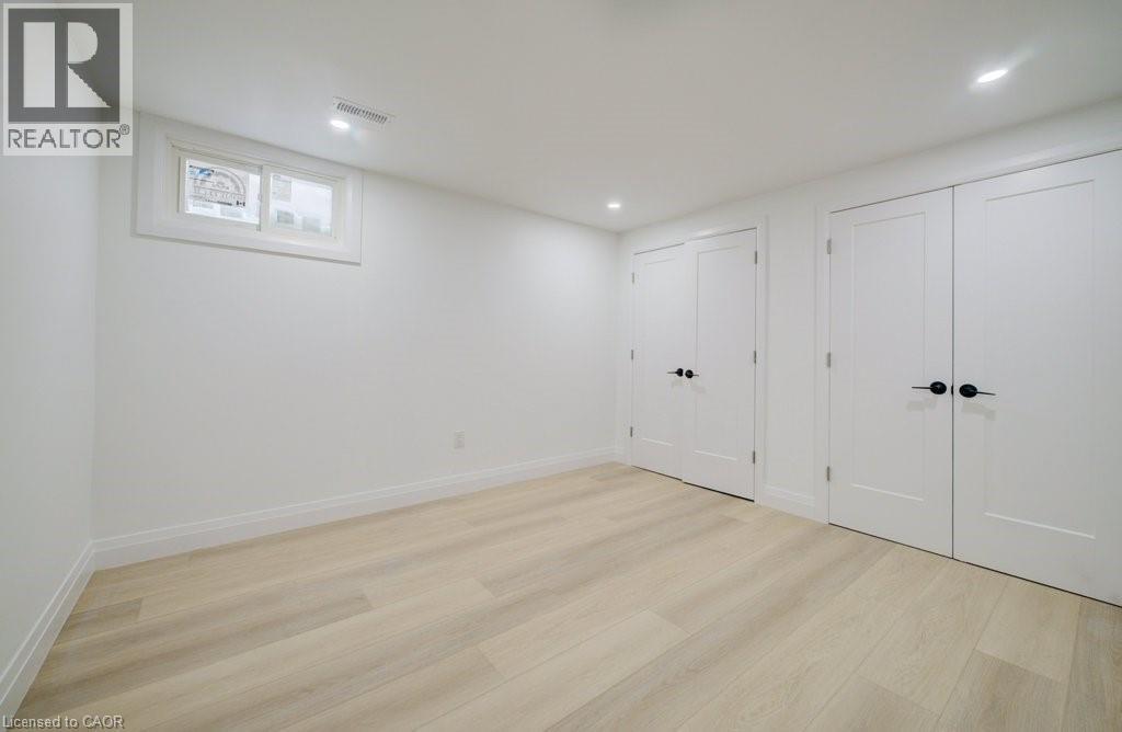 328 THE COUNTRY Way, Kitchener, Ontario, N2E2T3 — Photo 38