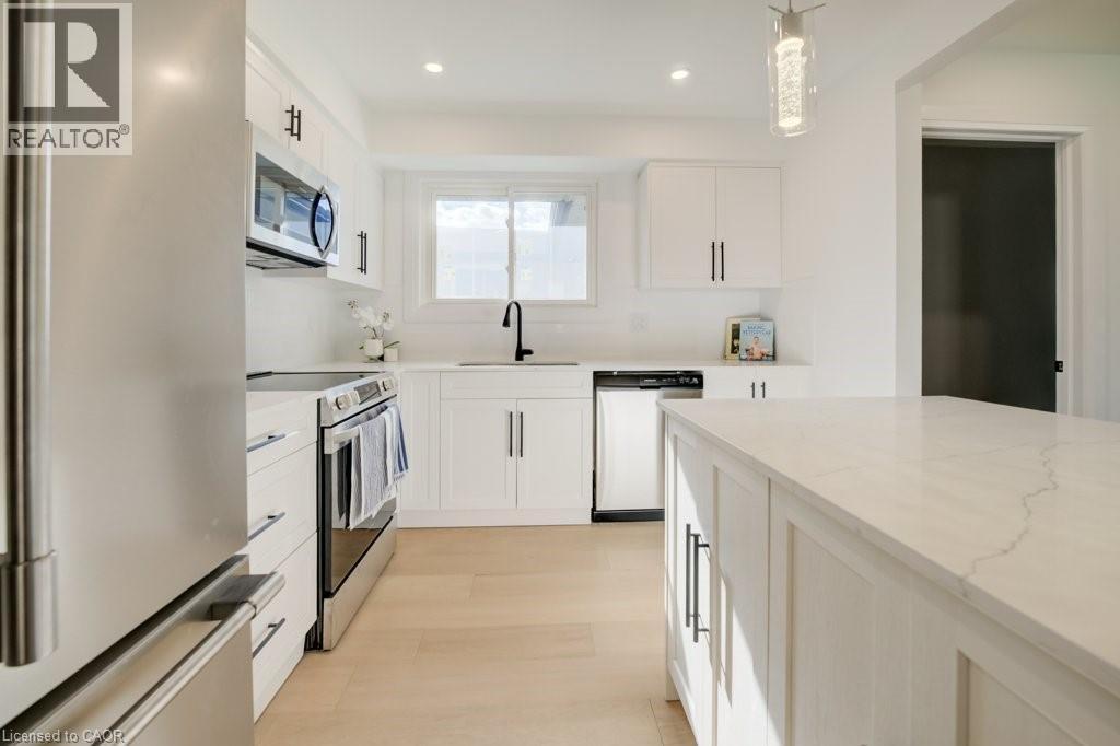 328 THE COUNTRY Way, Kitchener, Ontario, N2E2T3 — Photo 8