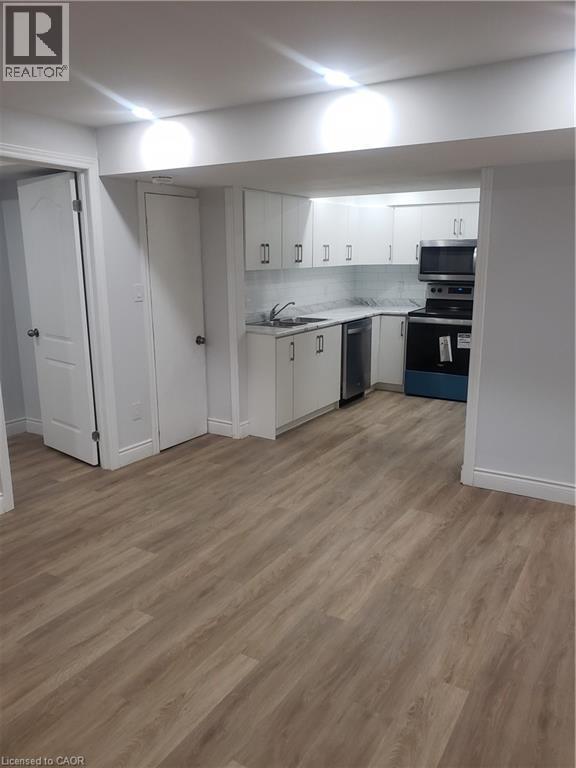 18 FOREST GROVE Lane Unit# Lower, Kitchener, Ontario, N2R0G3 — Photo 3