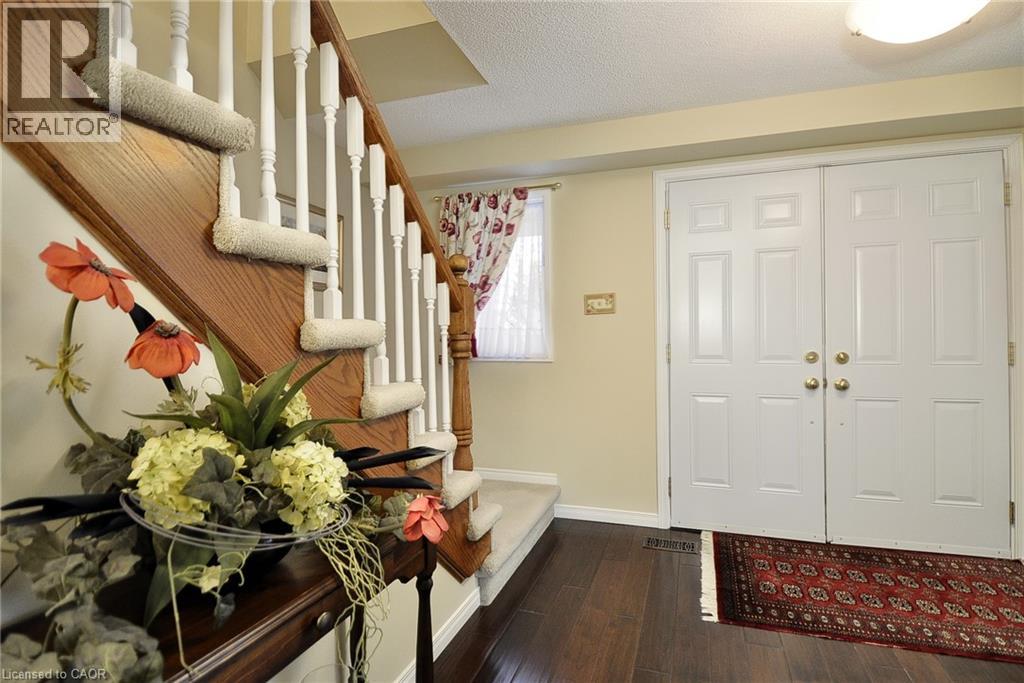 18 DEVIL'S CREEK Drive, Cambridge, Ontario, N1S2Y2 — Photo 2