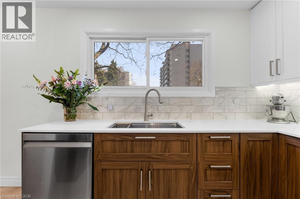 960 WARWICK Court Unit# 15, Burlington, Ontario, L7T4C5 — Photo 16