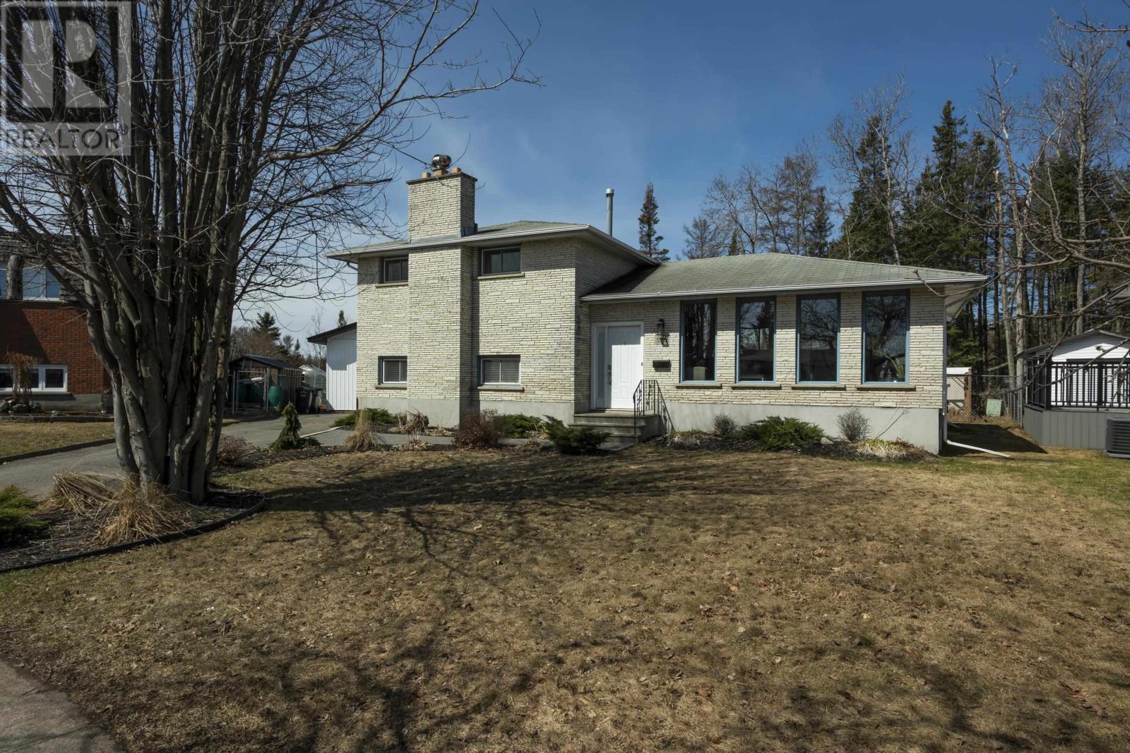526 Ryerson PL, THUNDER BAY, Ontario, P7C5R9 — Photo 2