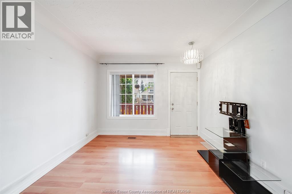 1054 OAK STREET, Windsor, Ontario, N9A5G4 — Photo 5
