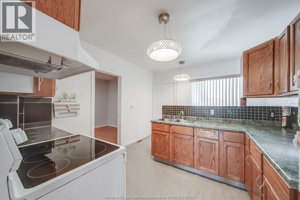 1054 OAK STREET, Windsor, Ontario, N9A5G4 — Photo 8