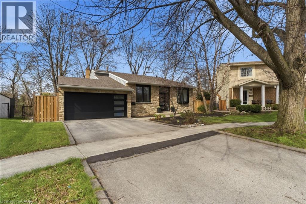 29 MELISSA Crescent, Hamilton, Ontario, L9H7C5 — Photo 2