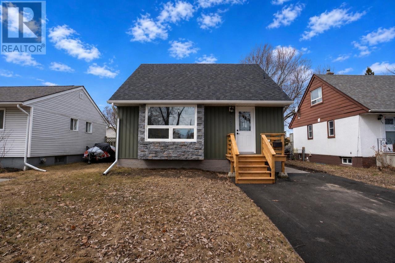 743 Syndicate AVE N, Thunder Bay, Ontario, P7C3X3 — Photo 2