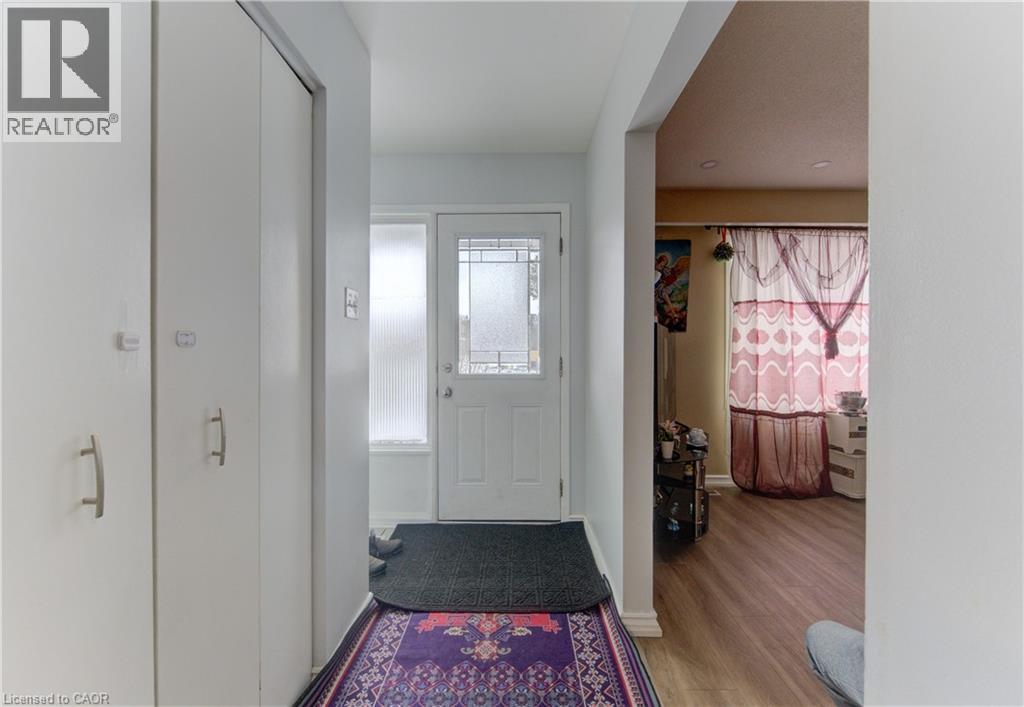 110 HAZELGLEN Drive, Kitchener, Ontario, N2M2E5 — Photo 3