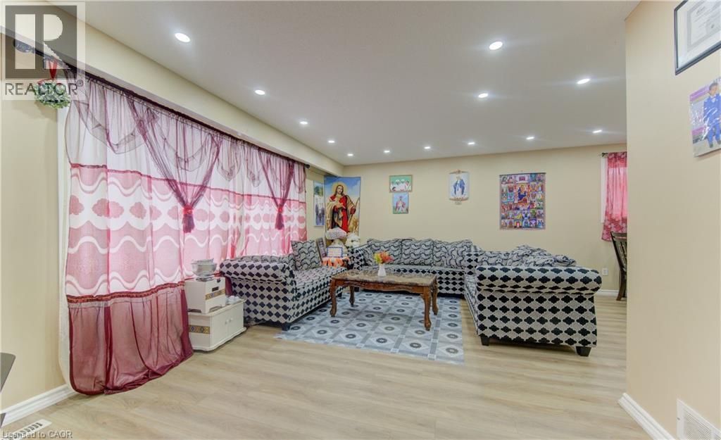 110 HAZELGLEN Drive, Kitchener, Ontario, N2M2E5 — Photo 4