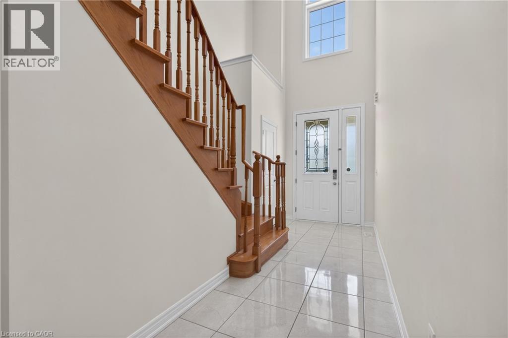 27 FINGLAND Crescent, Waterdown, Ontario, L8B0S8 — Photo 3
