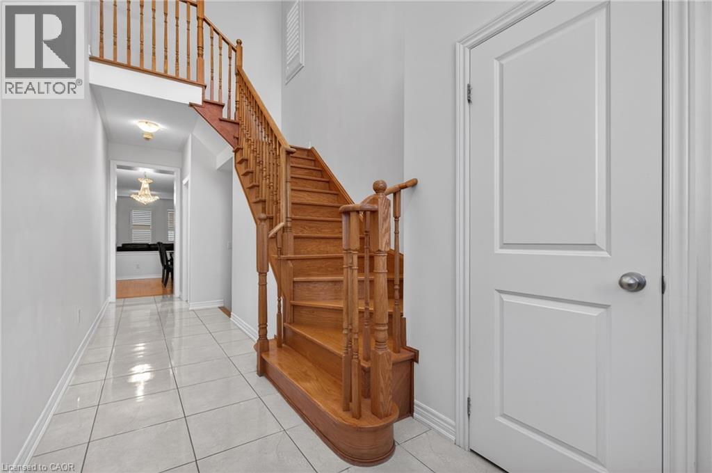 27 FINGLAND Crescent, Waterdown, Ontario, L8B0S8 — Photo 4