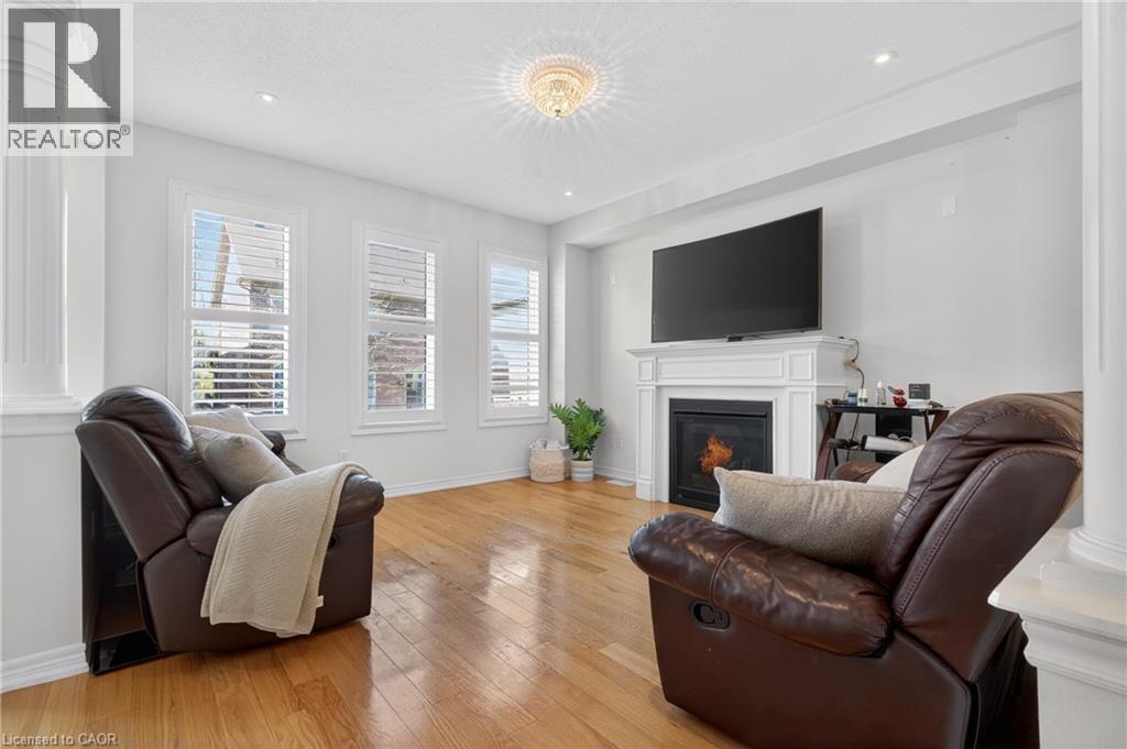 27 FINGLAND Crescent, Waterdown, Ontario, L8B0S8 — Photo 6